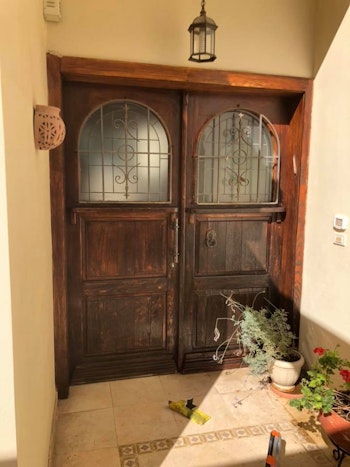 דלתות וחלונות.