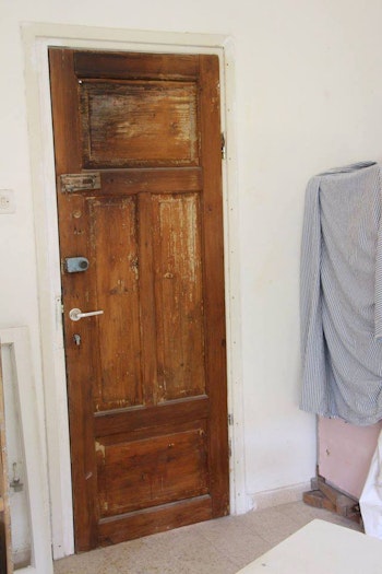 דלתות וחלונות.