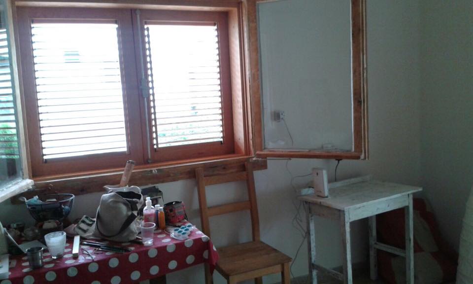 דלתות וחלונות.