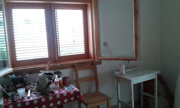 דלתות וחלונות.