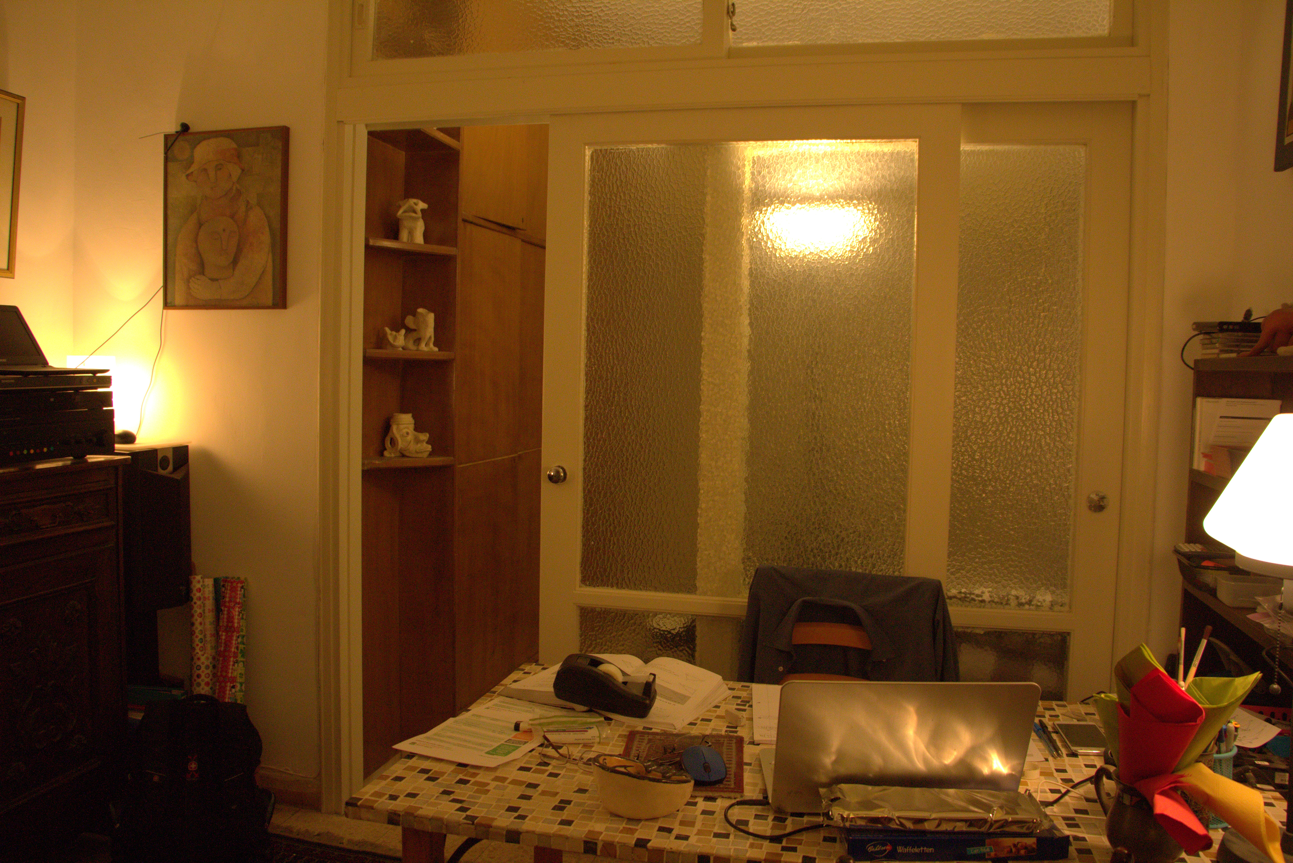 דלתות וחלונות.