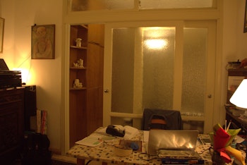 דלתות וחלונות.