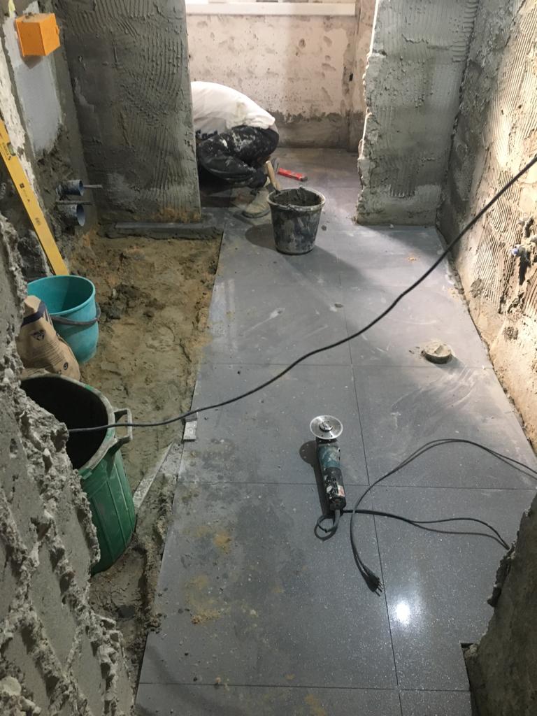 בניית חדר שירותים בסגנון מודרני