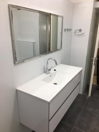 בניית חדר שירותים בסגנון מודרני