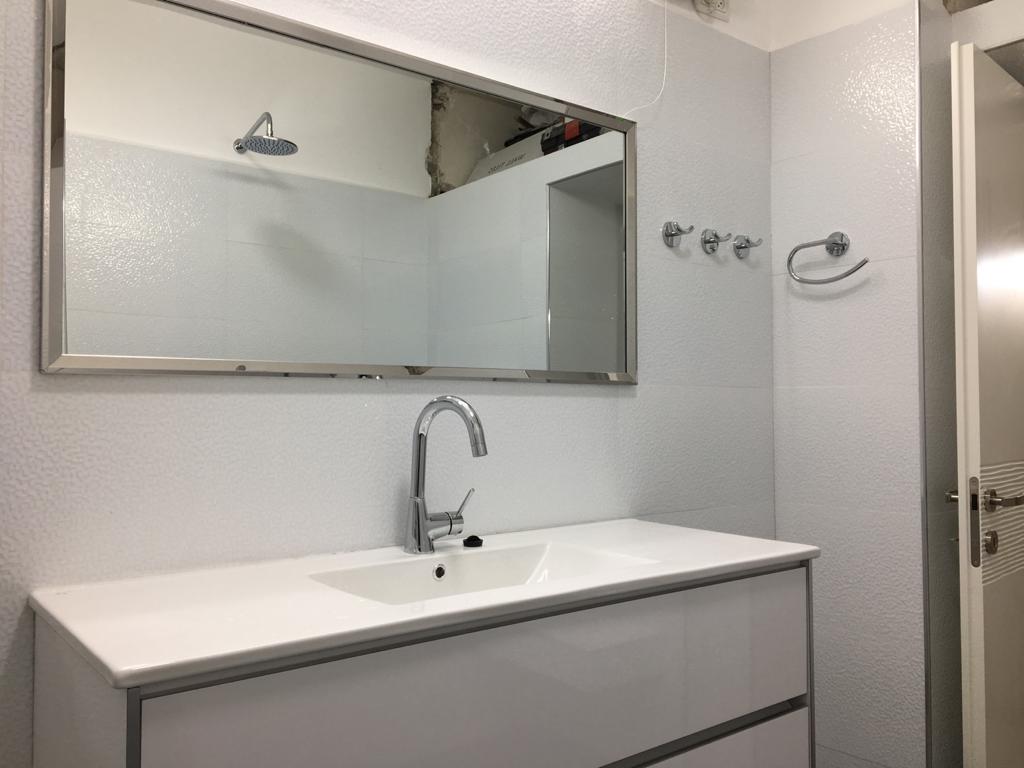 בניית חדר שירותים בסגנון מודרני