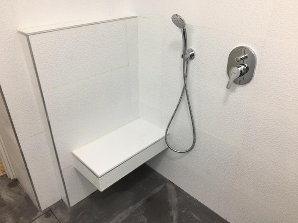 בניית חדר שירותים בסגנון מודרני