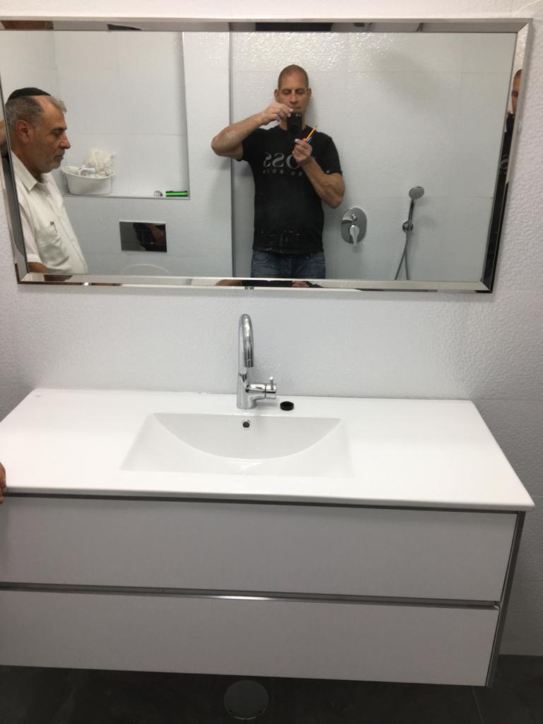 בניית חדר שירותים בסגנון מודרני