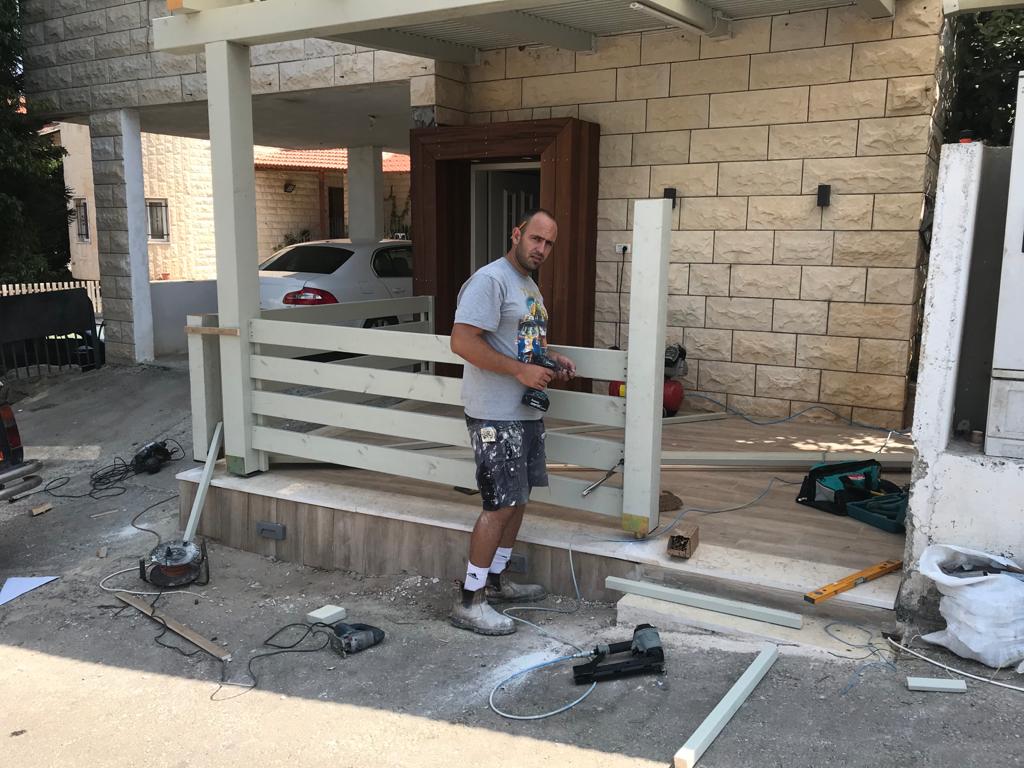 חיפוי דירת קרקע בעץ מלא ובניית גדר