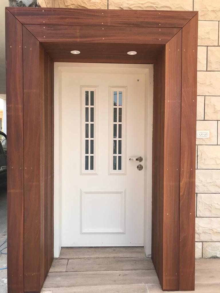 חיפוי דירת קרקע בעץ מלא ובניית גדר