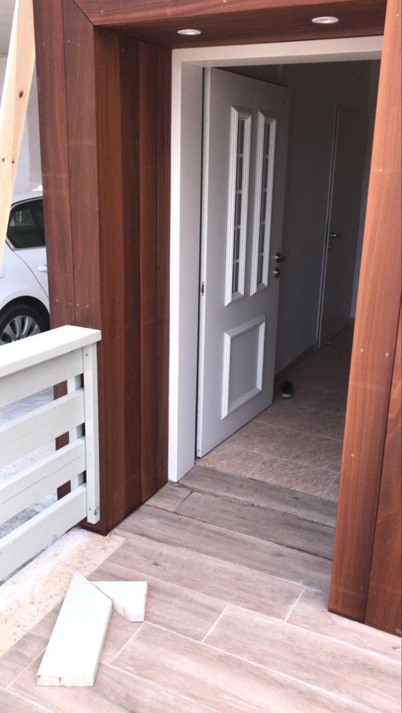 חיפוי דירת קרקע בעץ מלא ובניית גדר