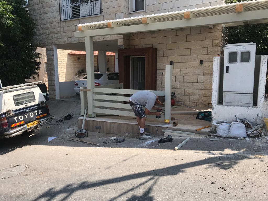 חיפוי דירת קרקע בעץ מלא ובניית גדר