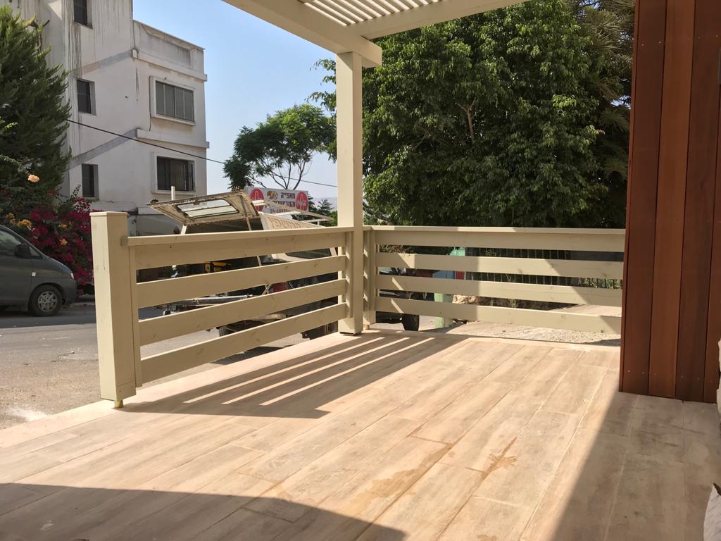 חיפוי דירת קרקע בעץ מלא ובניית גדר