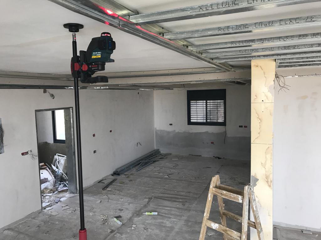 שיפוץ גדול הכולל נישות גבס והדבקת בריקים