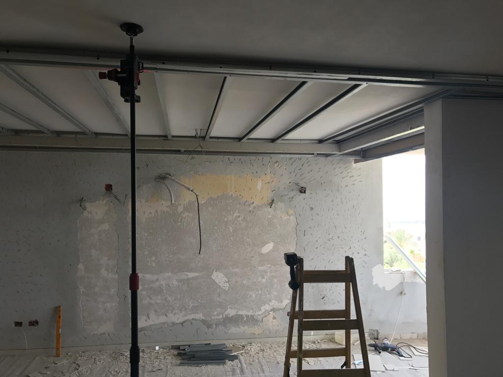 שיפוץ גדול הכולל נישות גבס והדבקת בריקים