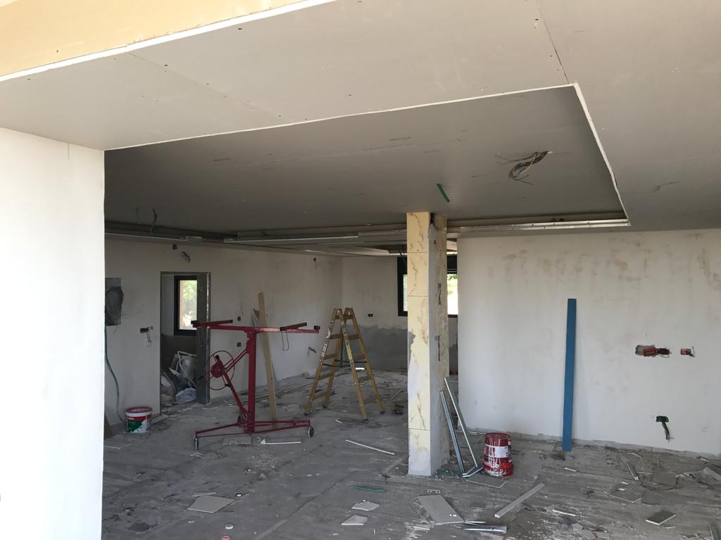 שיפוץ גדול הכולל נישות גבס והדבקת בריקים