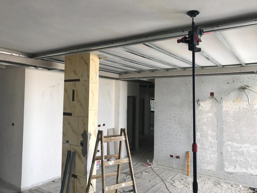 שיפוץ גדול הכולל נישות גבס והדבקת בריקים