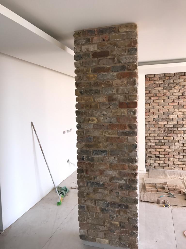 שיפוץ גדול הכולל נישות גבס והדבקת בריקים