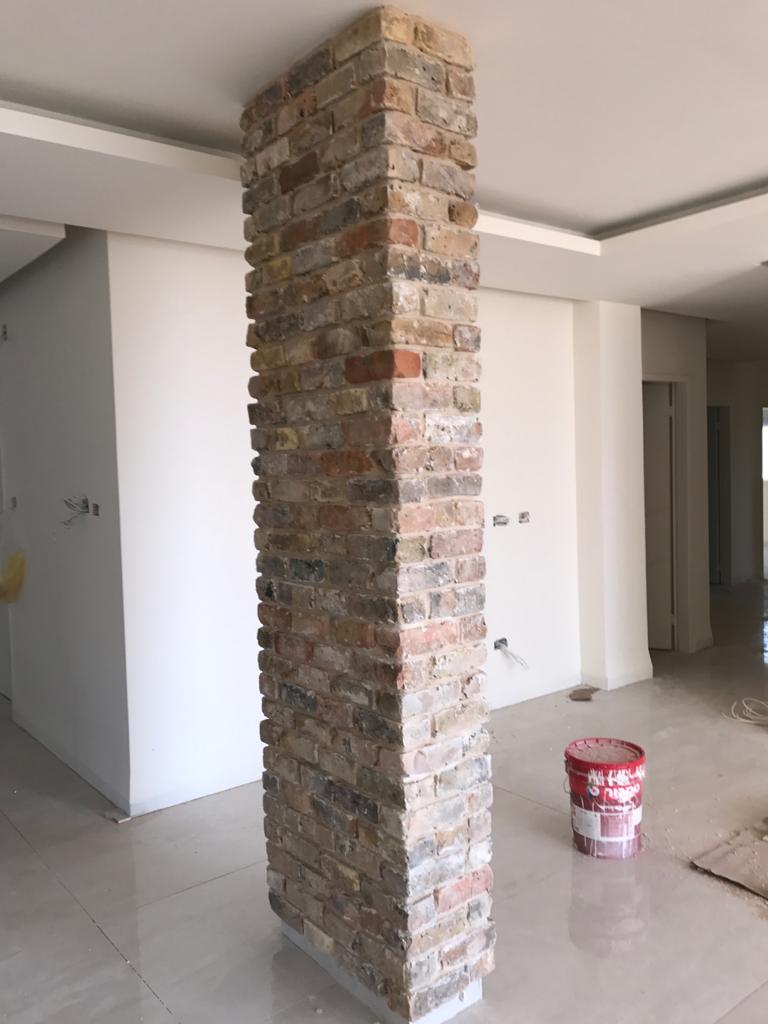 שיפוץ גדול הכולל נישות גבס והדבקת בריקים