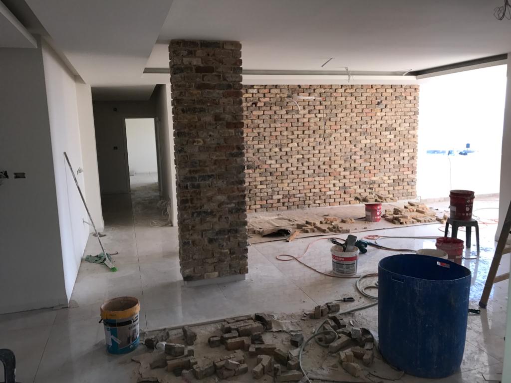 שיפוץ גדול הכולל נישות גבס והדבקת בריקים