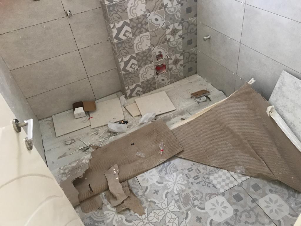 שיפוץ גדול הכולל נישות גבס והדבקת בריקים