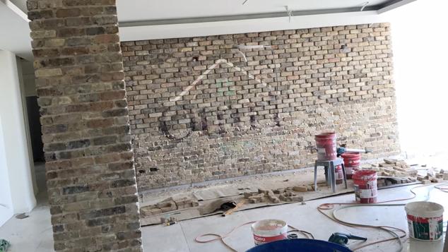 שיפוץ גדול הכולל נישות גבס והדבקת בריקים