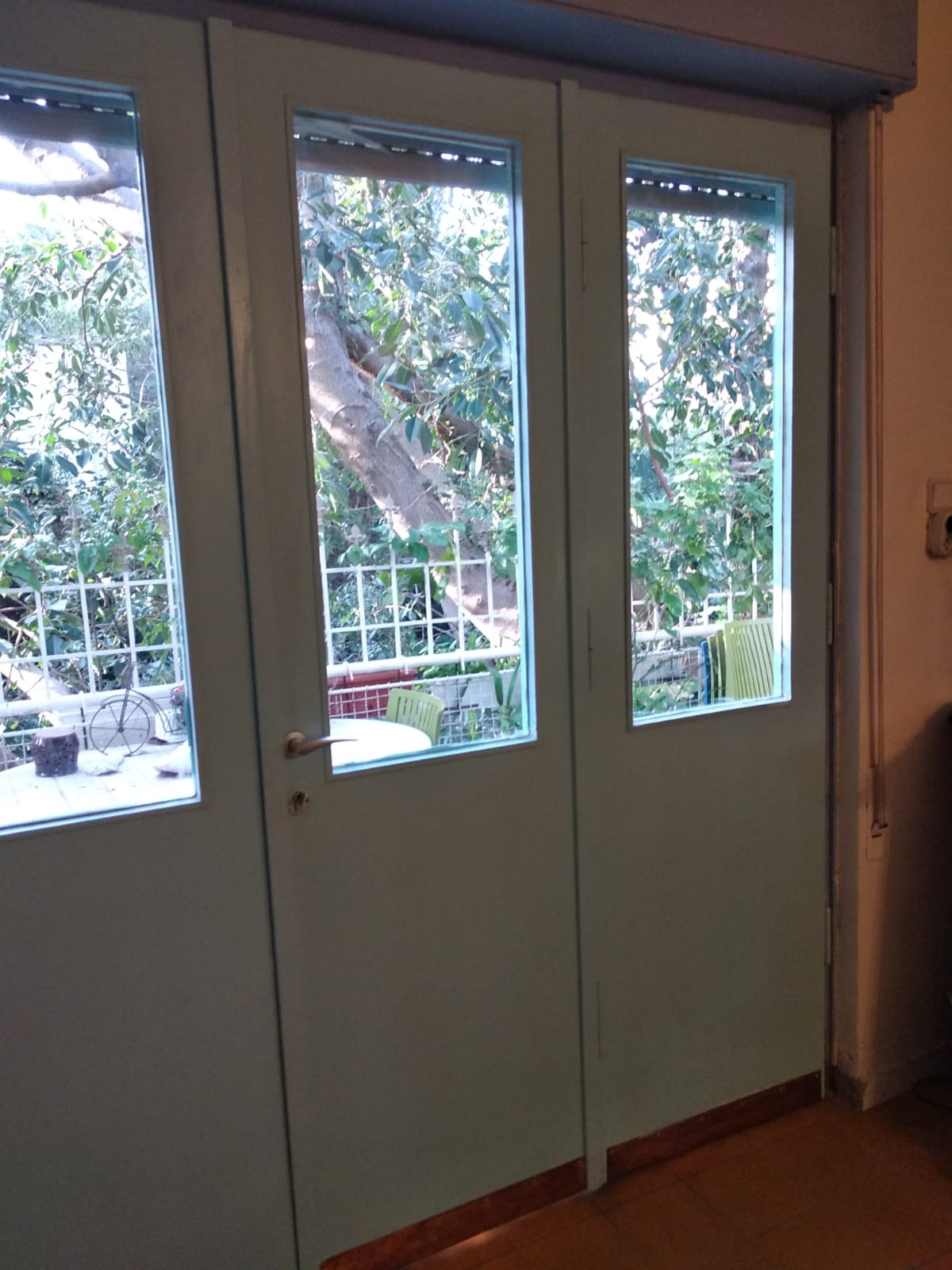 דלתות וחלונות.