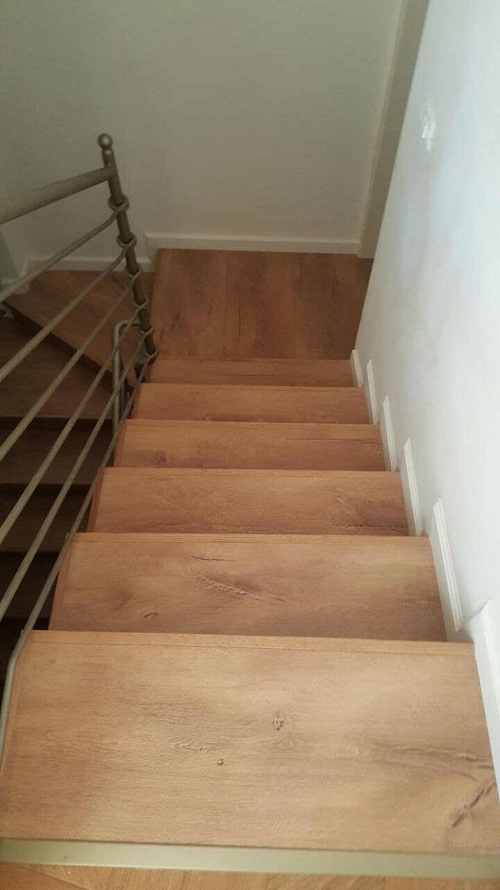 מדרגות עם חיפוי עץ