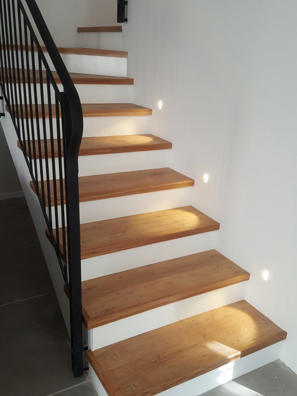 מדרגות עם חיפוי עץ