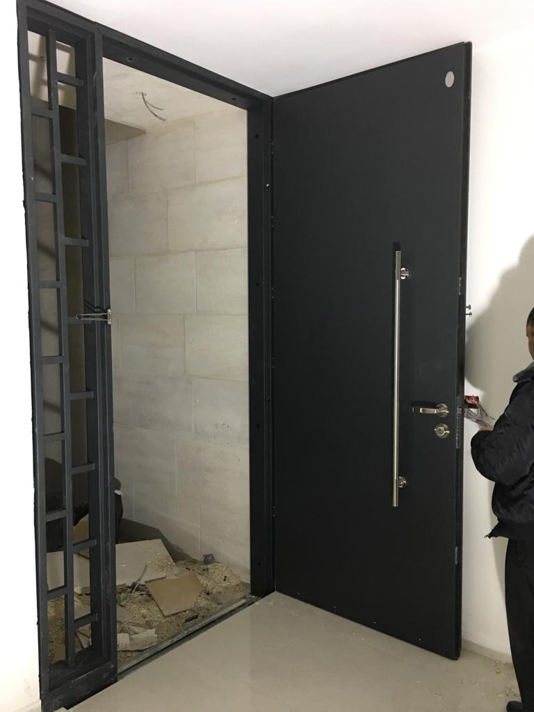 דלתות כניסה לבית