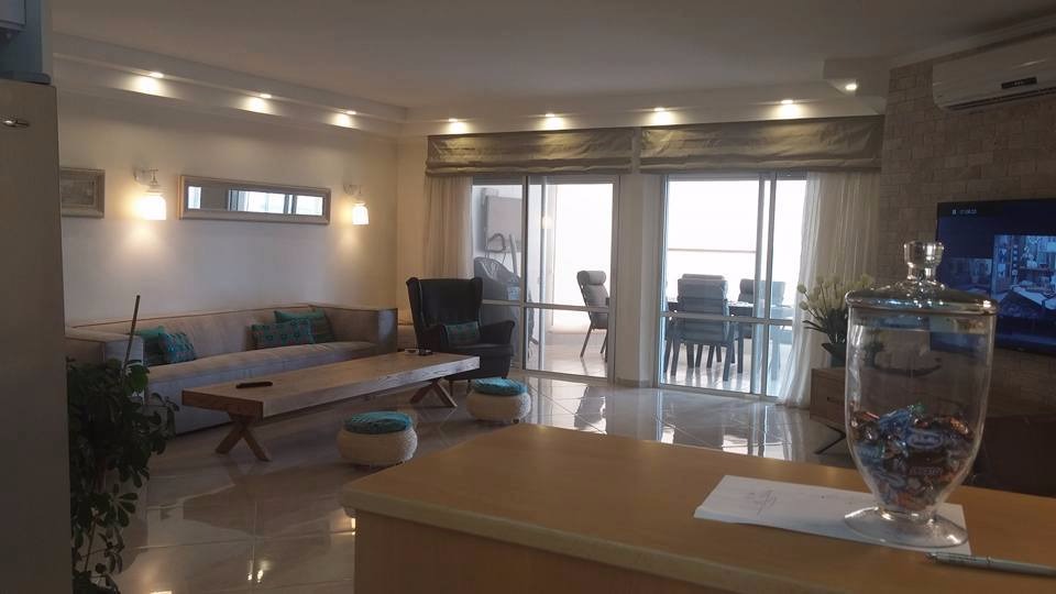 צילום מעבודה של מוטי לחייאני