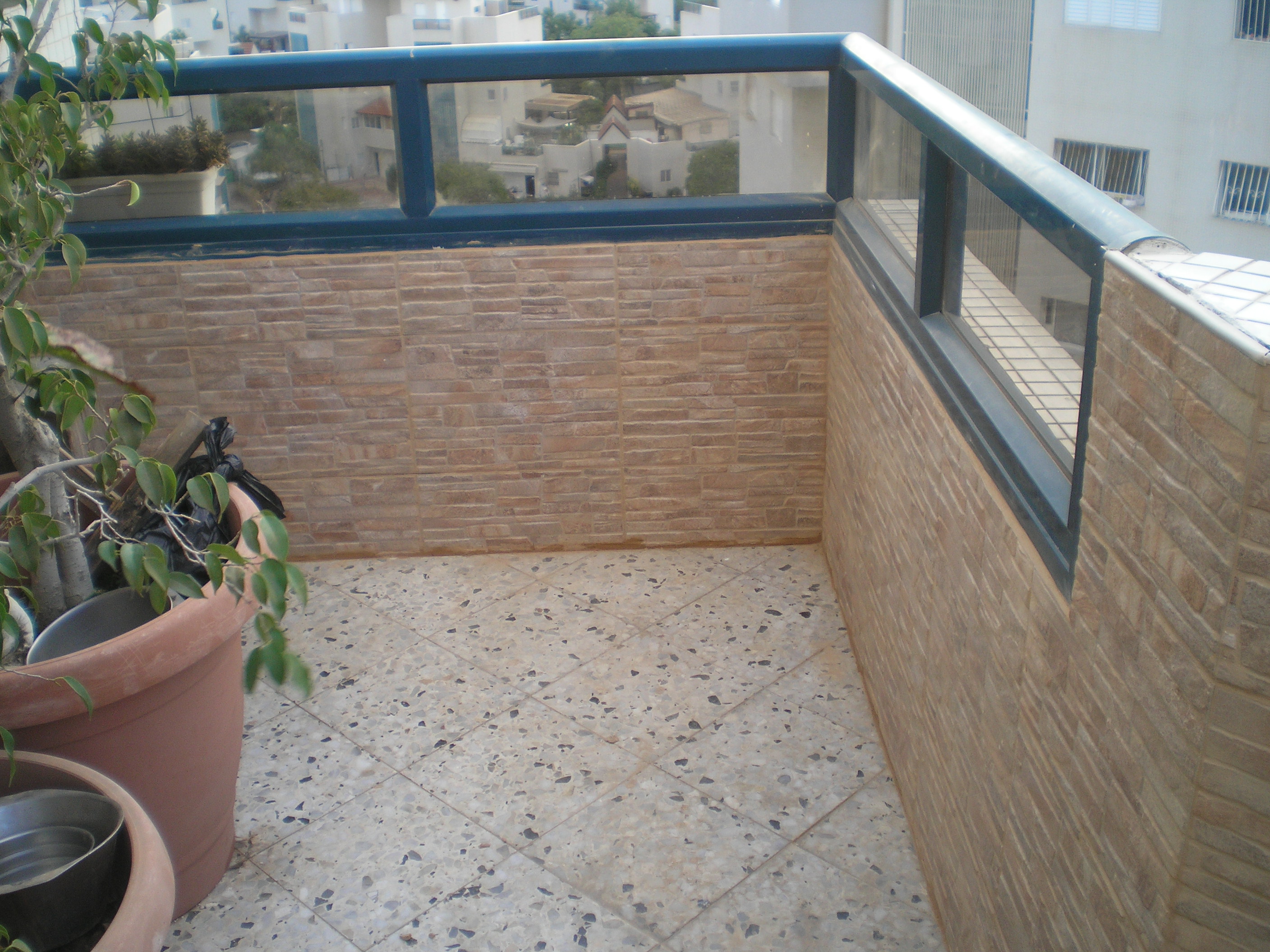 חיפוי קירות מרפסת - פנטהאוס ביבנה.