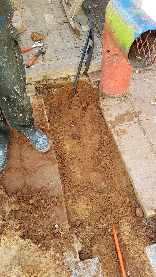 ריצוף במה וחומה