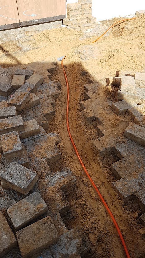 ריצוף במה וחומה