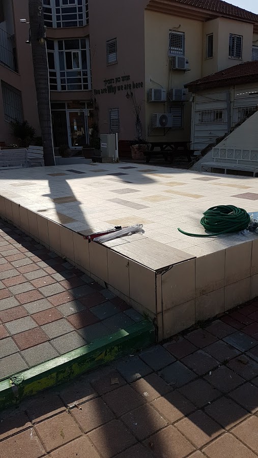 ריצוף במה וחומה