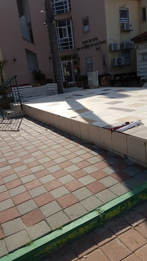 ריצוף במה וחומה