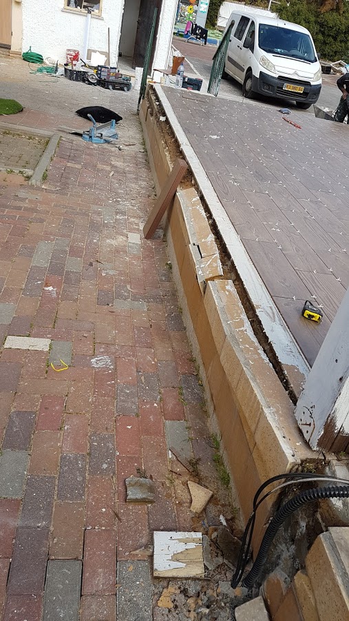 ריצוף במה וחומה