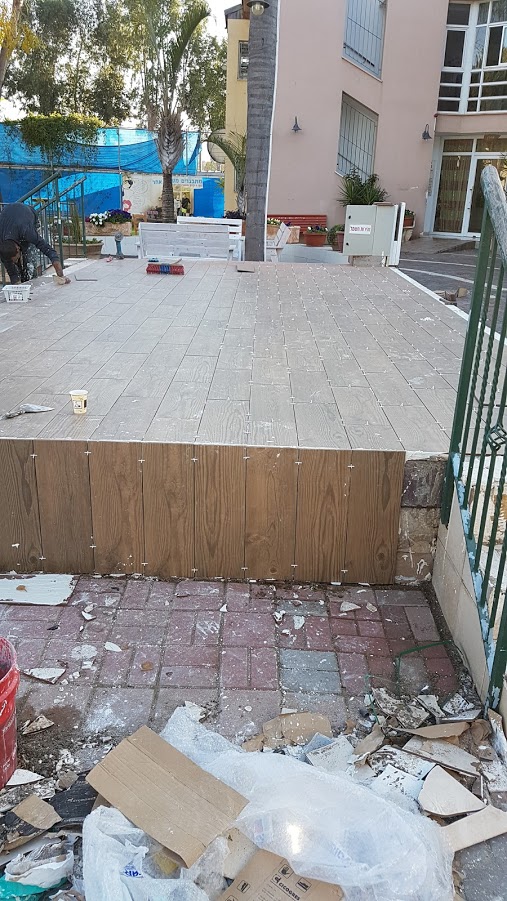 ריצוף במה וחומה