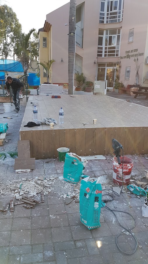 ריצוף במה וחומה