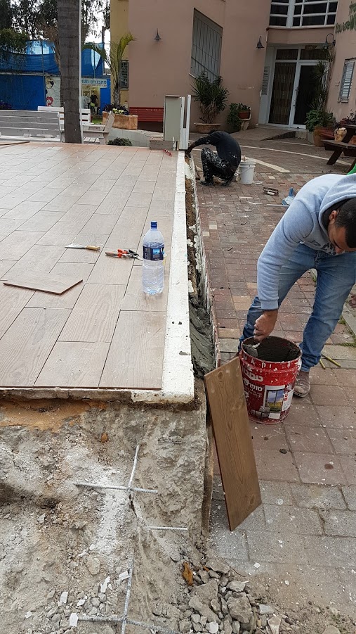 ריצוף במה וחומה