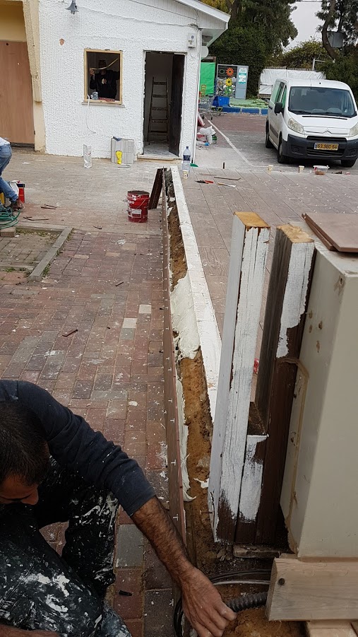 ריצוף במה וחומה