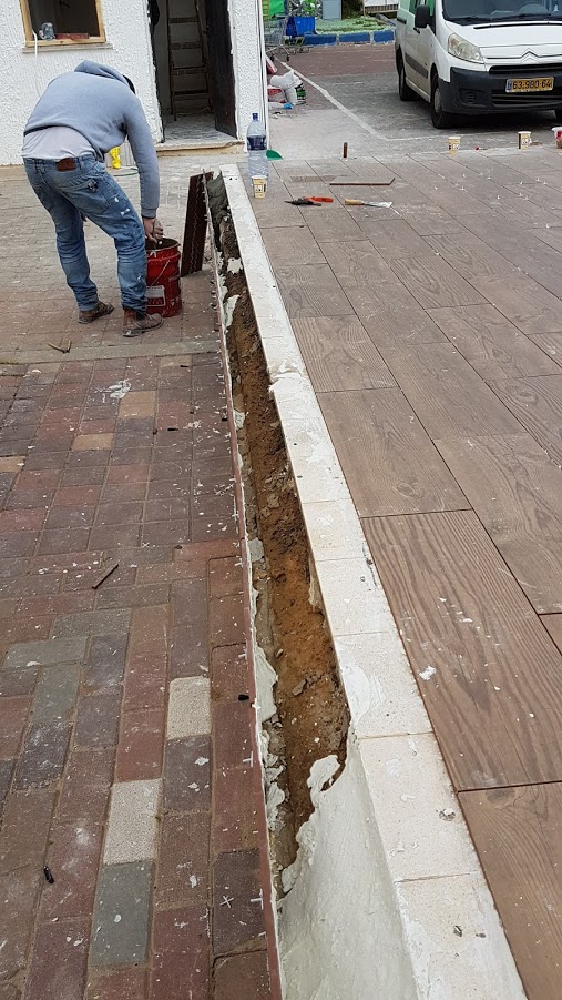 ריצוף במה וחומה