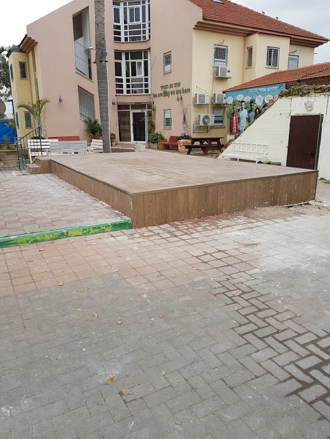 ריצוף במה וחומה