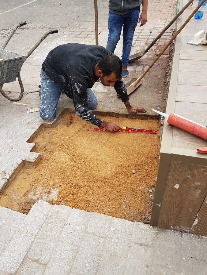 ריצוף במה וחומה