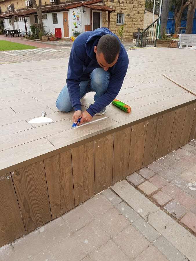 ריצוף במה וחומה