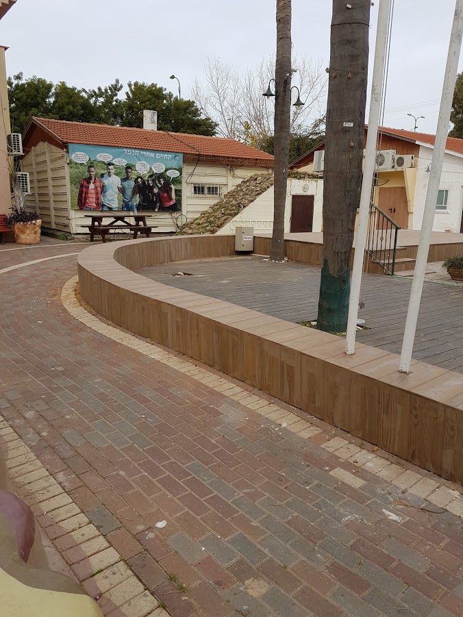 ריצוף במה וחומה