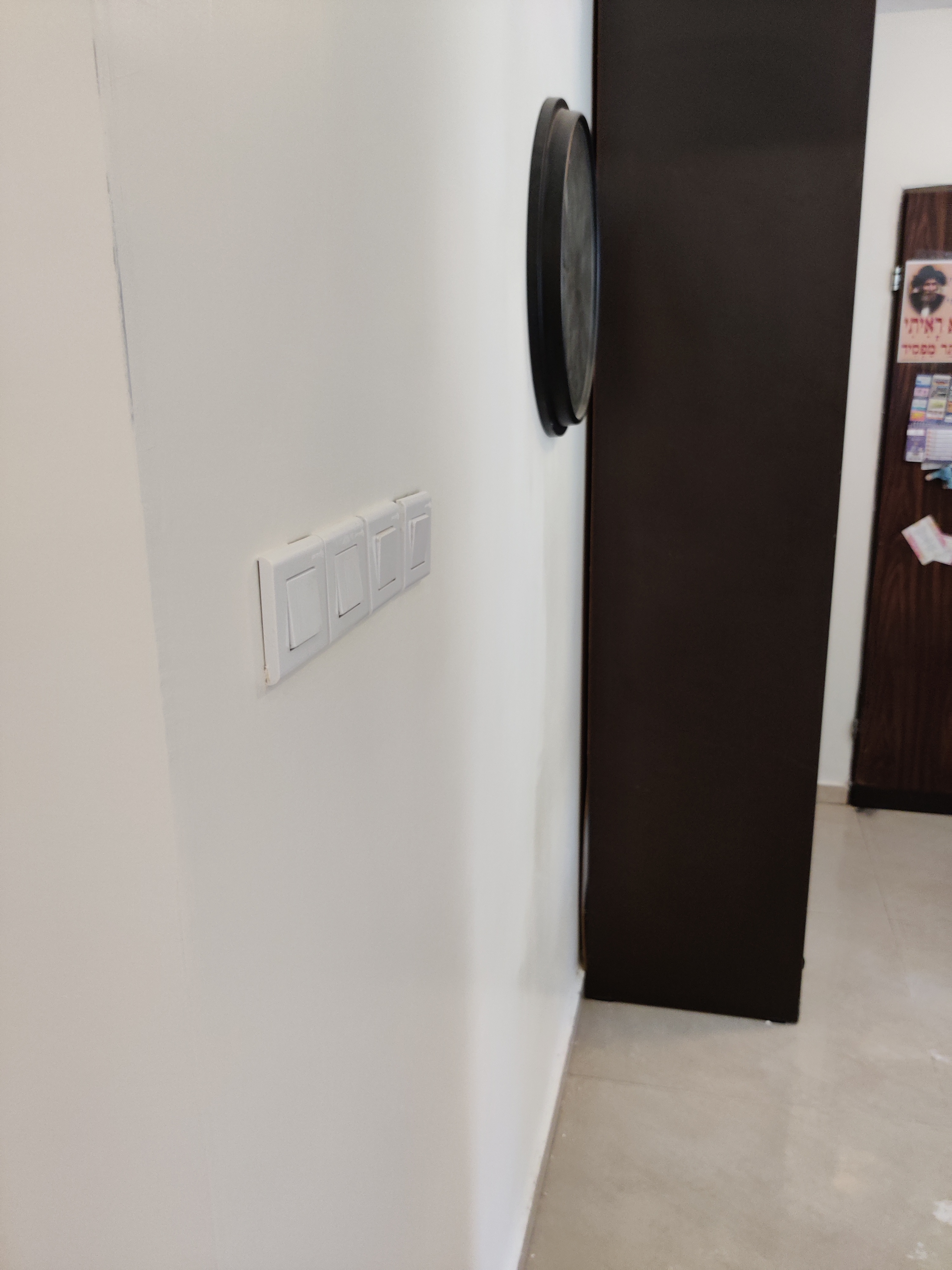 החלקת קירות וצביעת בצבע משי ברמת גימור גבוהה מאוד