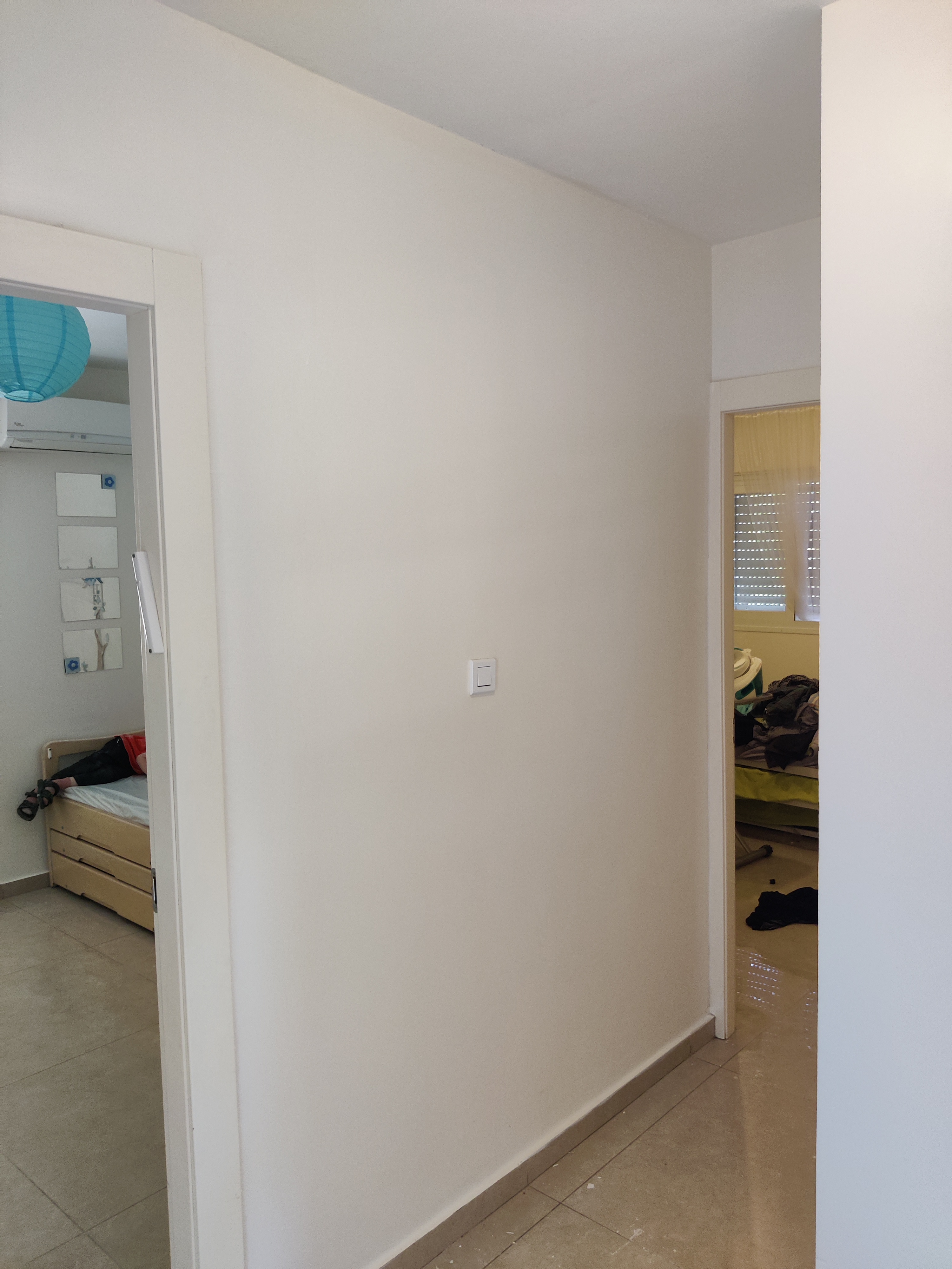 החלקת קירות וצביעת בצבע משי ברמת גימור גבוהה מאוד