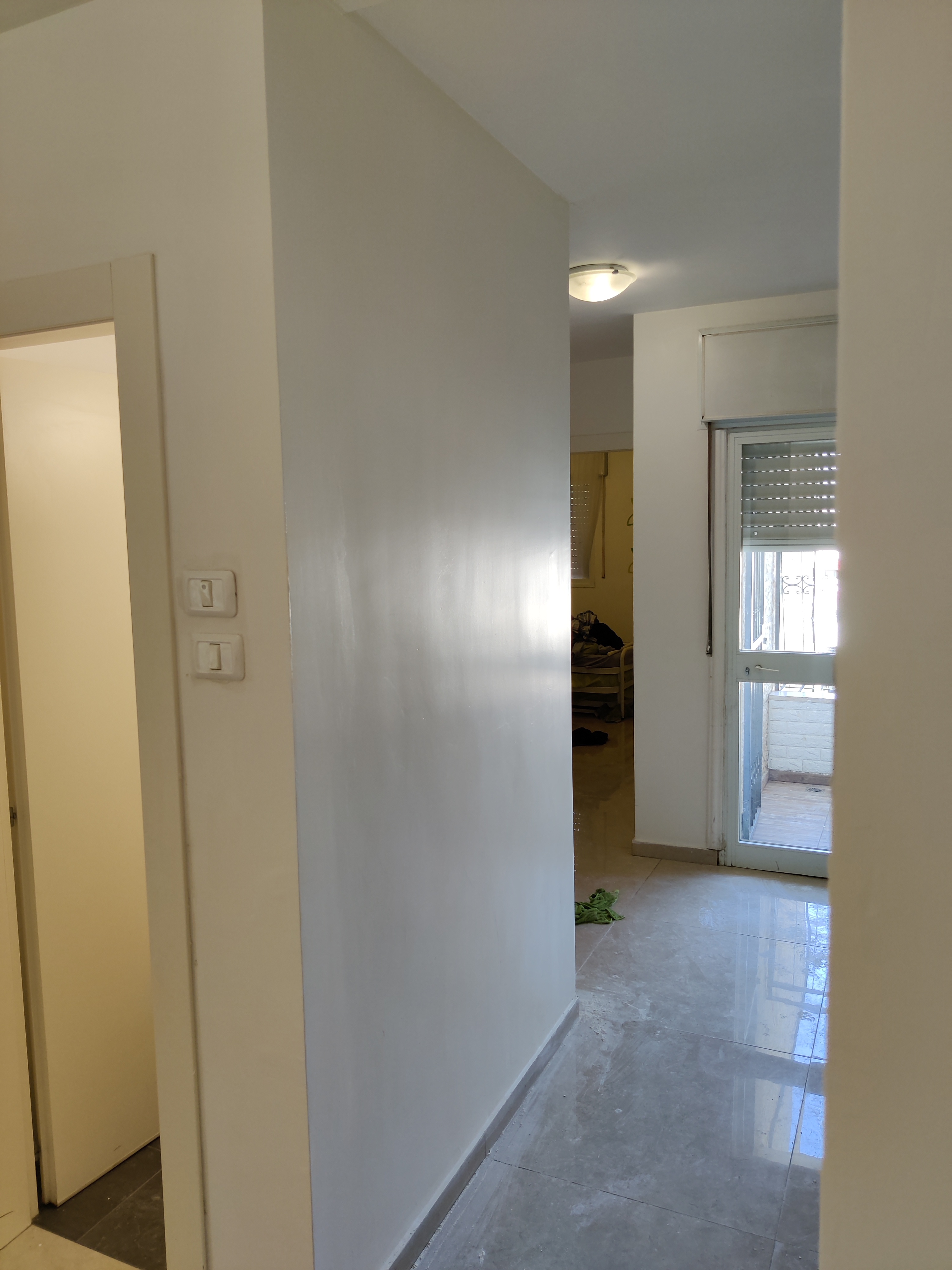 החלקת קירות וצביעת בצבע משי ברמת גימור גבוהה מאוד