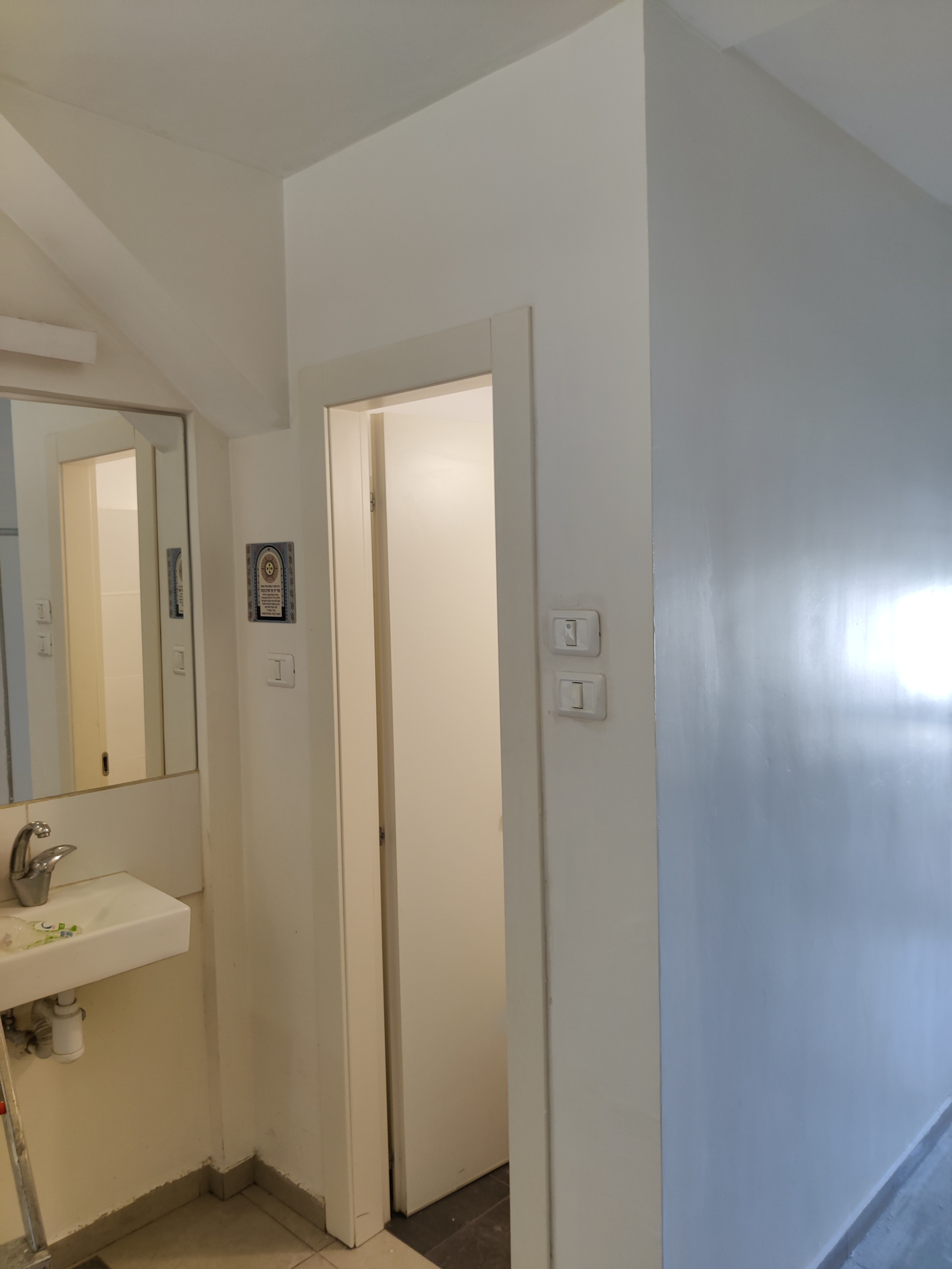 החלקת קירות וצביעת בצבע משי ברמת גימור גבוהה מאוד