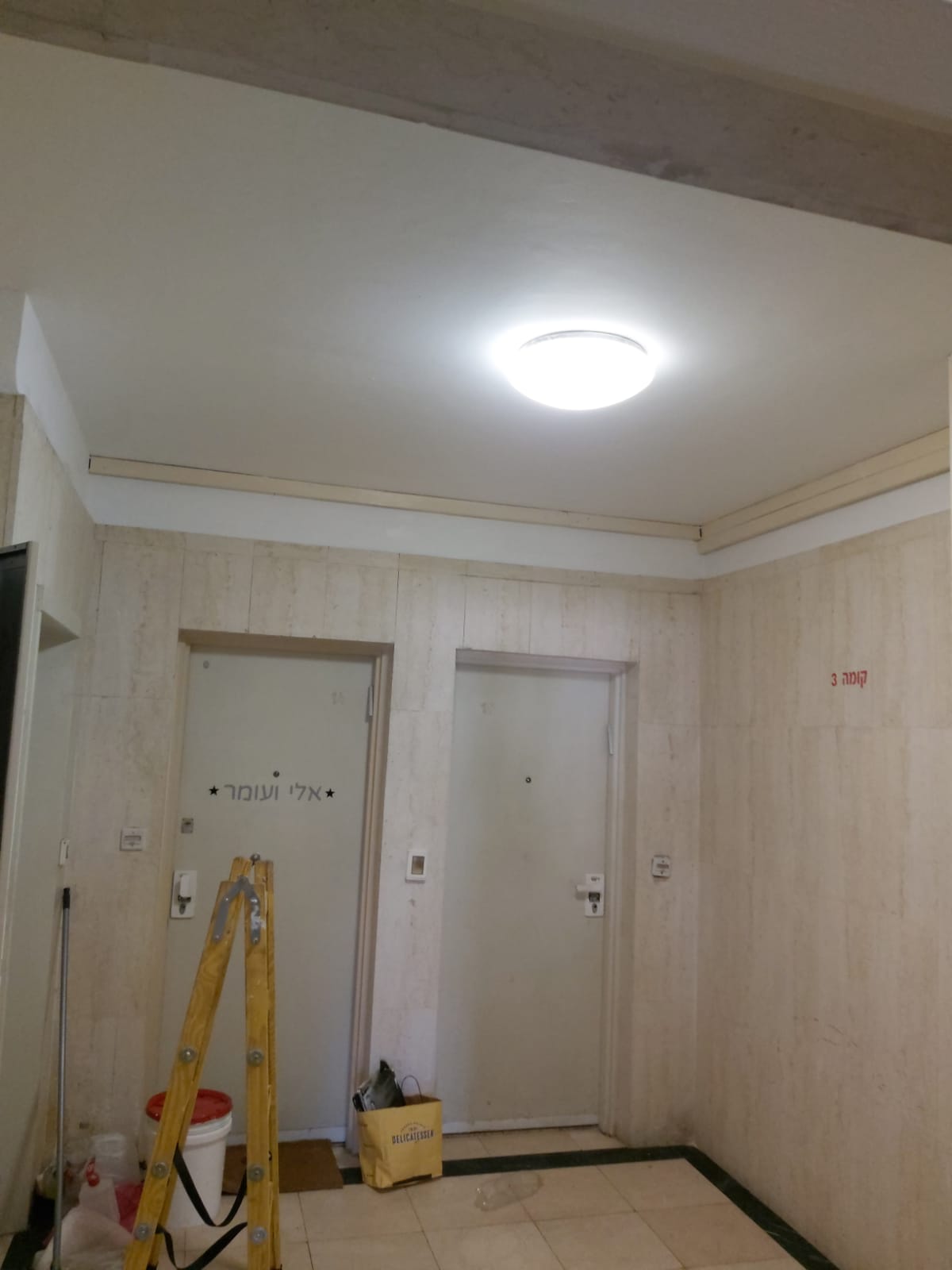 שיפוץ ושחזור חדר מדרגות שנשרף